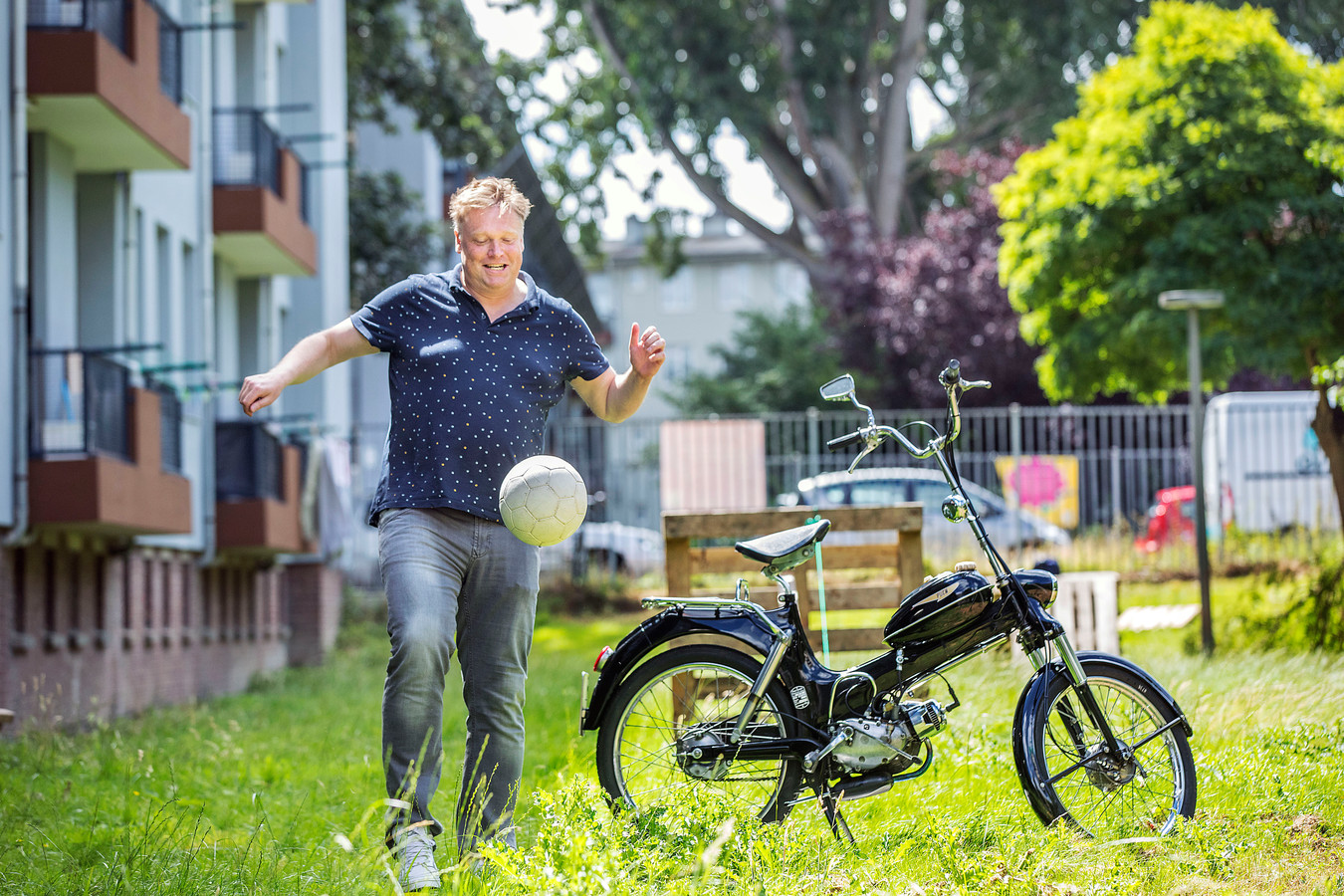 Na het eten een partijtje voetbal in de tuin, de ouders langs de lijn.jpeg